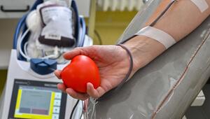 Eine Frau bei einer Blutspende