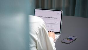 Eine Frau nutzt den KI-Assistenten Microsoft Copilot auf iPad