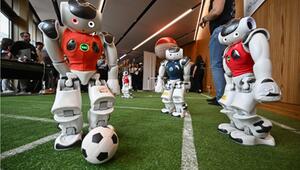 Roboter spielen auf dem Globalen Gipfel "AI for Good" in Genf Fussball