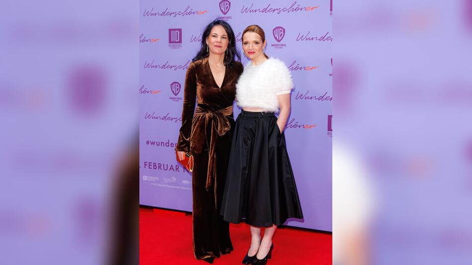 Annalena Baerbock (l.) und Karoline Herfurth bei der Premiere des neuen Films "Wunderschöner".