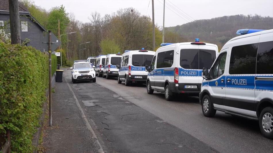 Dreifachmord im Westerwald: Polizei sucht mit Grossaufgebot