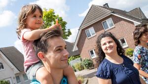 Ein Vater trägt eine Tochter auf den Schultern