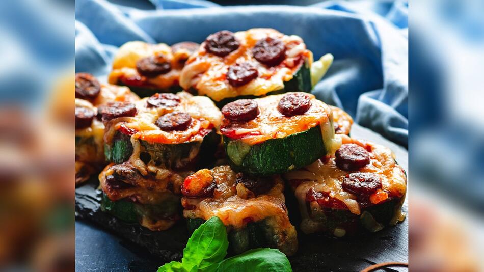 Weniger Kohlenhydrate trotz vollem Geschmack: Diese Bites sind eine gute Pizza-Alternative.