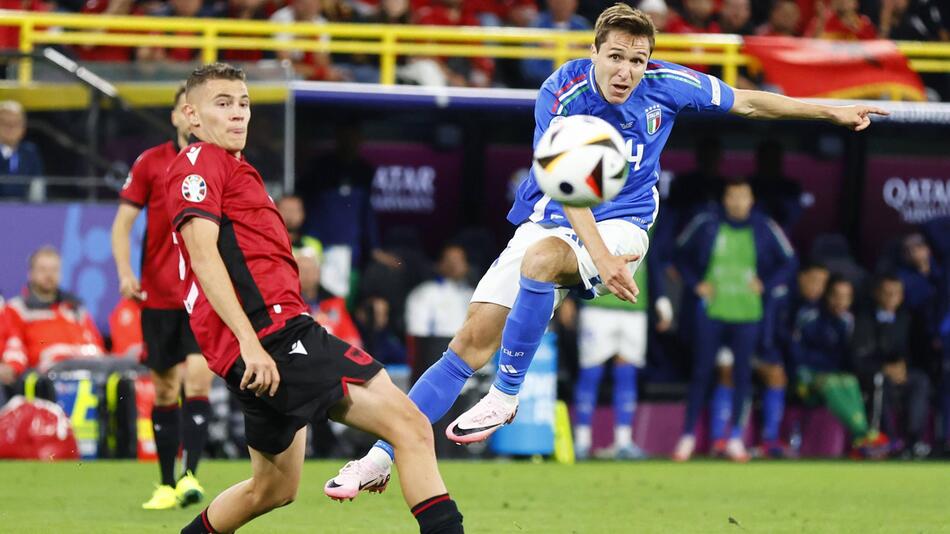 Italiens Federico Chiesa schiesst auf das Tor der Albaner