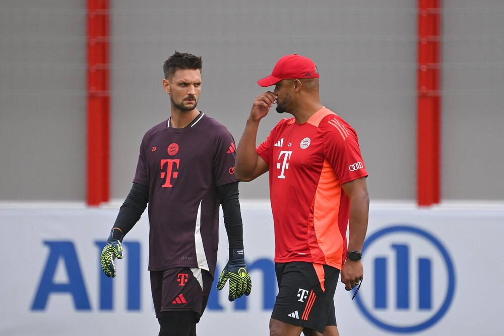 Kompany (r.) im Dialog mit Ersatztorwart Sven Ulreich