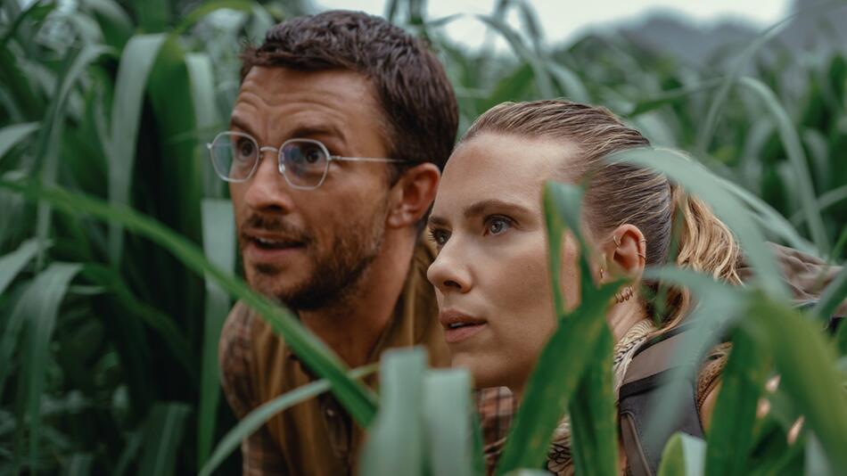 Jonathan Bailey und Scarlett Johansson in "Jurassic World: Die Wiedergeburt".