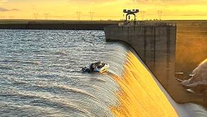 Kurz vor dem Fall: Boot auf Staumauer löst stundenlange Rettung aus