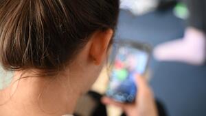 Eine Frau nutzt ihr Smartphone