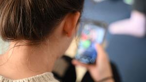 Eine Frau nutzt ihr Smartphone