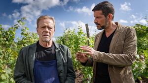 "Kommissar Dupin: Bretonischer Ruhm": Kommissar Dupin (Pasquale Aleardi, r.) befragt den treuen ...