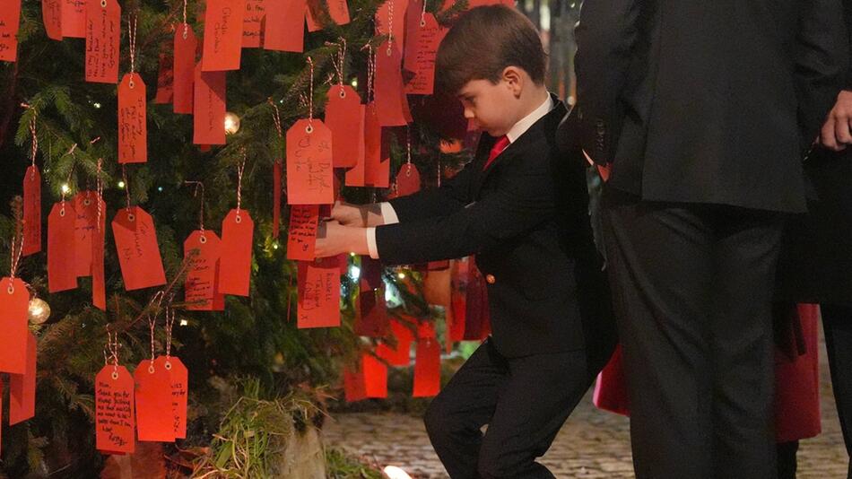 Prinz Louis hängte einen Zettel mit einer süssen Botschaft an den Baum vor der Westminster Abbey.