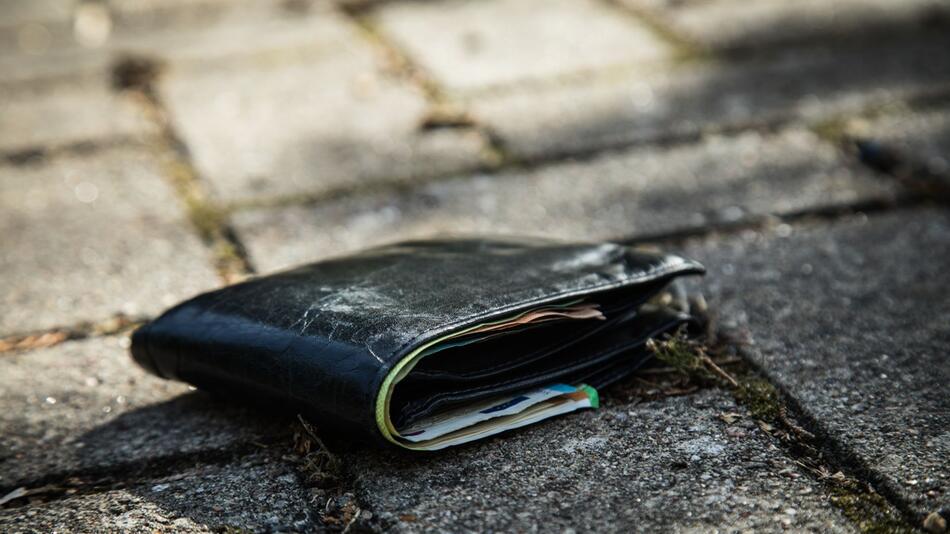Eine Geldbörse liegt auf dem Boden