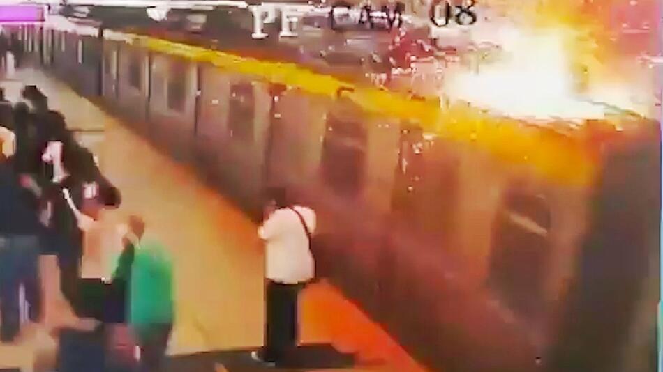 Einschlag auf Bahnsteig: Blitz trifft Zug in Manila
