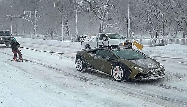 Lamborghini-Ski: Supersportwagen zieht Wintersportler durch Boston