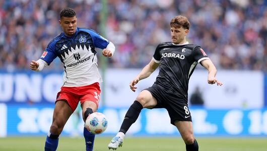 Maximilian Eggestein und Ransford Königsdörffer kämpfen um den Ball.