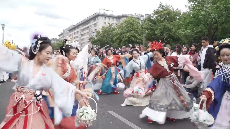 Karneval der Kulturen: Umzug erstmals durch den Osten Berlins