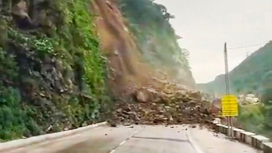 Innerhalb von Sekunden verschüttet: Erdrutsch blockiert Bergstrasse in Indien