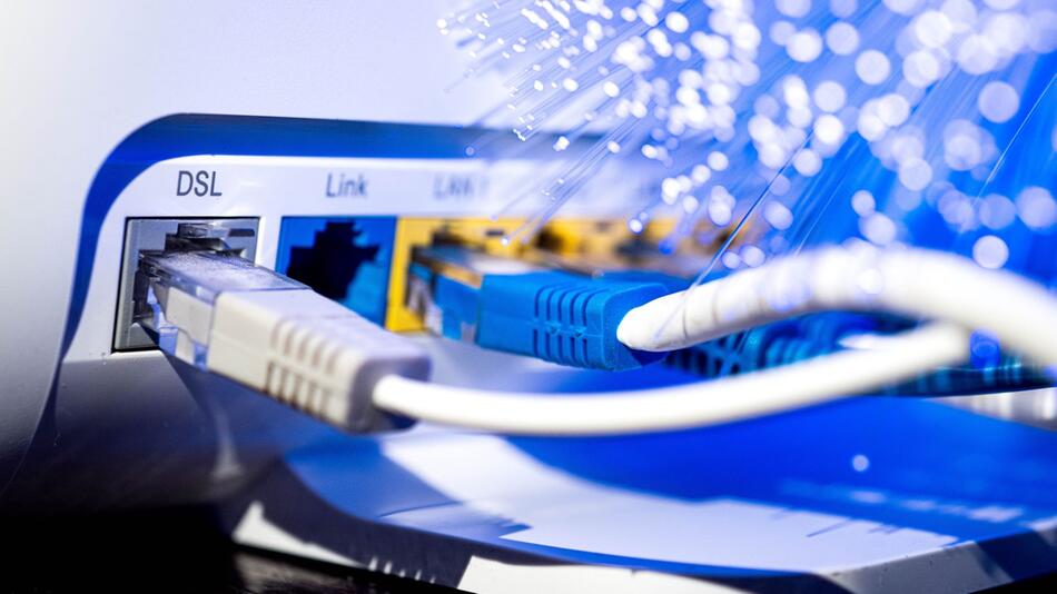 Netzwerkkabel stecken in einem Router