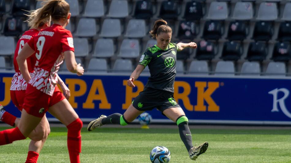Ewa Pajor (VfL Wolfsburg) schiesst aufs Freiburger Tor