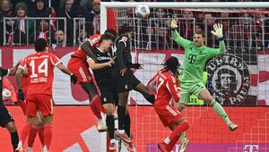 Tor von Johan Manzambi (SC Freiburg) zum 0:2. Aktion und Kopfball gegen Manuel Neuer (FC Bayern)