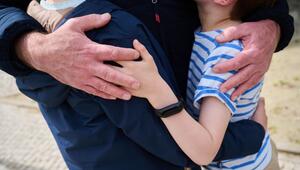 Vater umarmt seine beiden Kinder