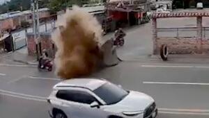 Explosion unter dem Asphalt: Wasserfontäne erfasst Autos in Venezuela