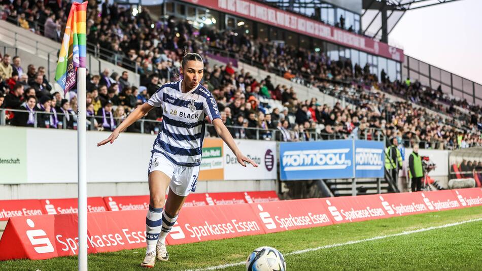 Miray Cin (MSV Duisburg) schlägt einen Eckball