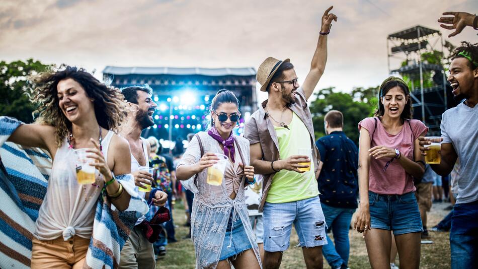 Tanzende Menschen bei einem Festival