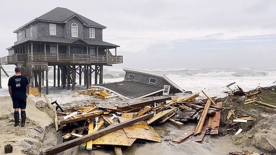 Strandhäuser stürzen ein: Hurrikane wüten vor Küste in North Carolina