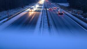 Autos fahren bei Schnee auf der Autobahn