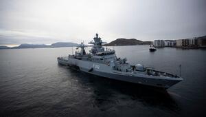 Die Korvette "Erfurt" legt am Hafen von Harstad (Norwegen) ab