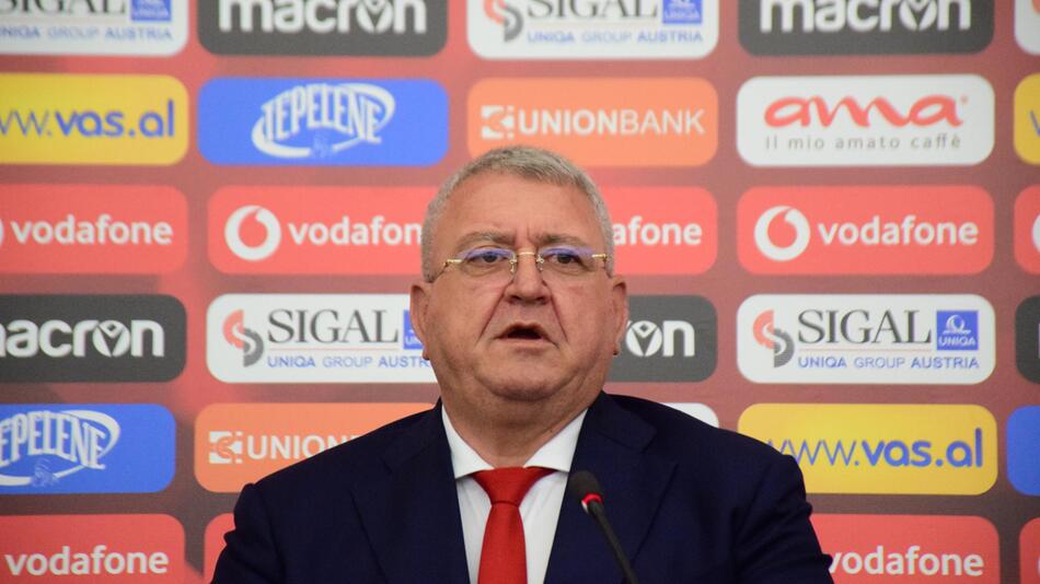 Armand Duka, Präsident des albanischen Fussballverbands, im Rahmen einer Pressekonferenz