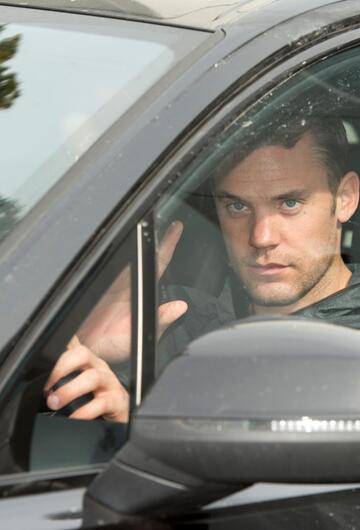 Manuel Neuer verlässt am 28. September 2017 in seinem Wagen das Bayern-Training