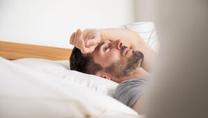 Ein junger Mann liegt im Bett