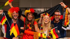 Freunde in Deutschlandfarben beim Fussballschauen