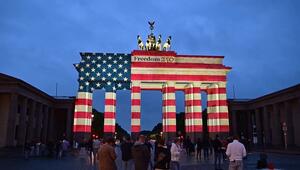 Brandenburger Tor zum 250. US-Jahrestag in Rot-Weiss-Blau