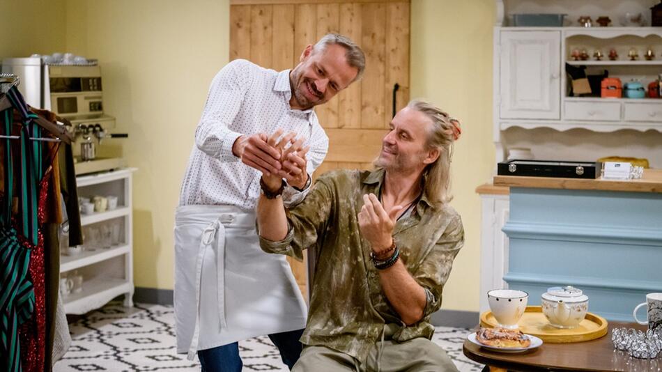"Sturm der Liebe": Michael (r.) schwärmt Erik von seiner Zeit im Amazonas vor.
