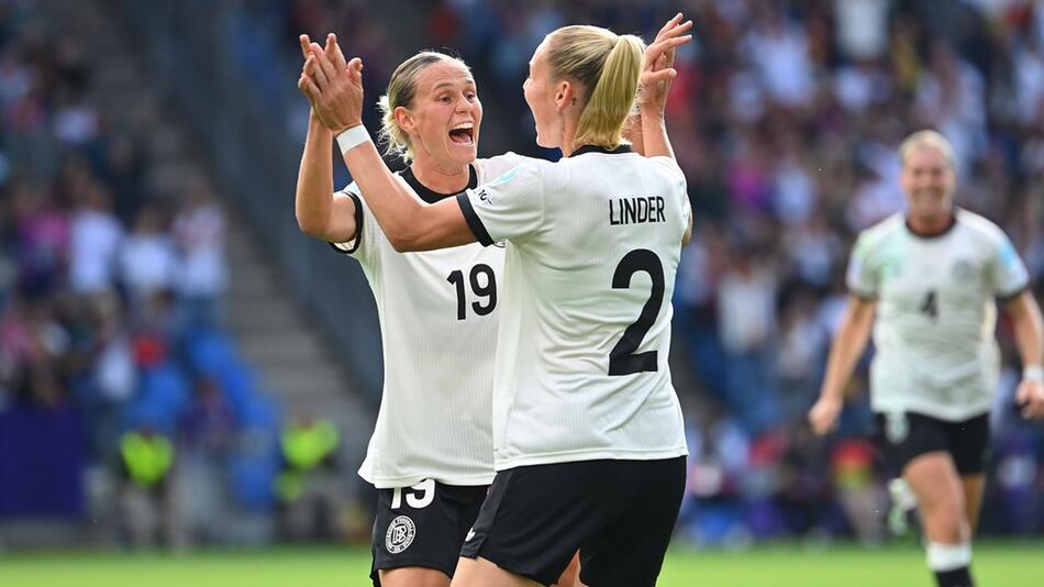 7,02 Millionen Fans feierten den Sieg mit Stürmerin Klara Bühl (l.).