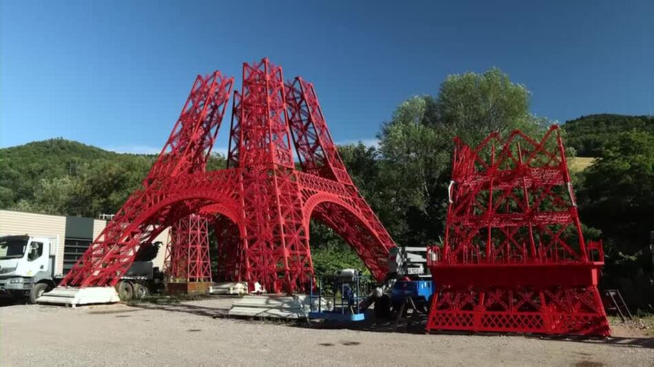 Grossvater und Enkel bauen Eiffelturm nach