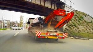 Bagger zu hoch – Lkw-Fahrer verschätzt sich bei Brückendurchfahrt