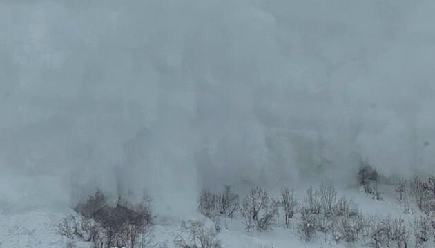 Schrecksekunde: Lawine kracht in der Schweiz auf Zug