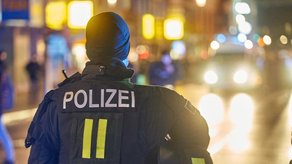 Polizeibeamte stehen am Rande einer Demonstration