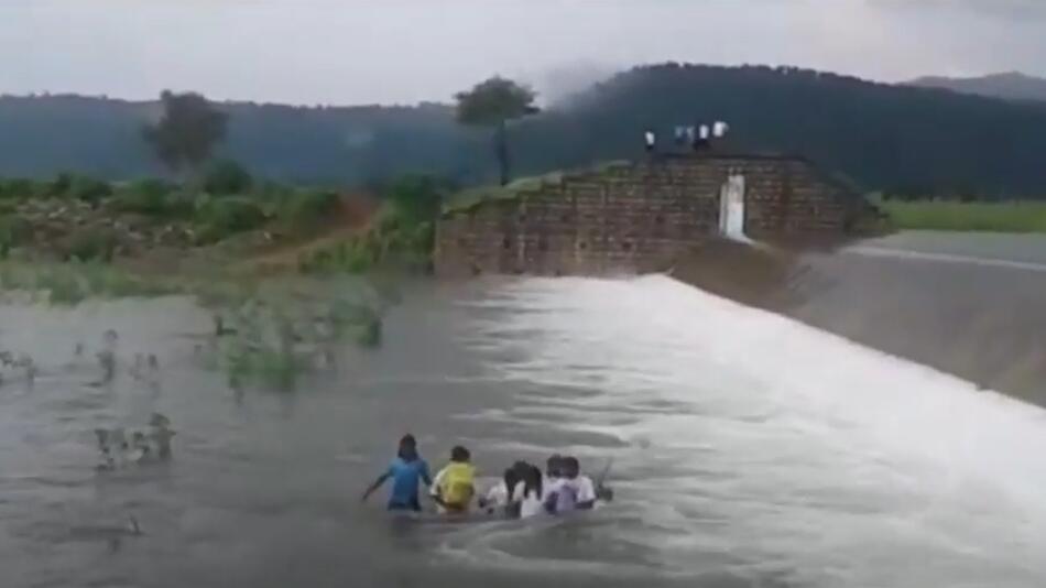 Lebensgefährlicher Schulweg: Indische Schülerinnen waten durch reissenden Fluss