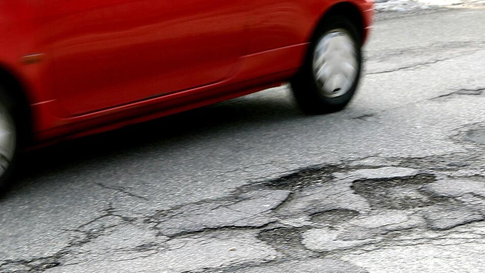 Strassenschäden: Nicht selten gleichen deutsche Strassen einem Flickenteppich