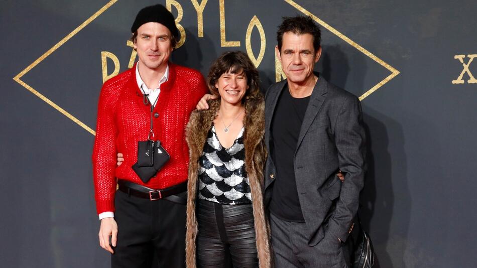 Lars Eidinger (li.) 2019 mit Tom Tykwer und dessen Frau Marie in Berlin.