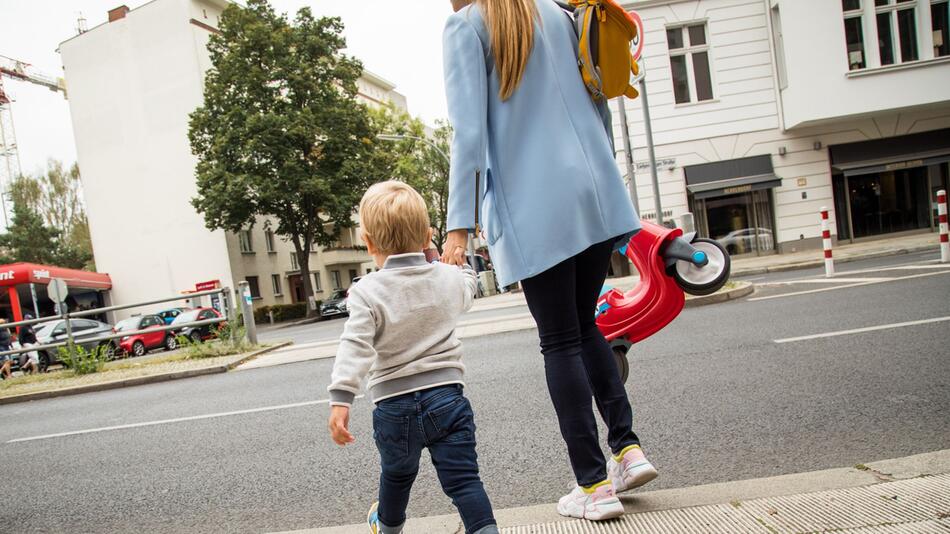 Mutter mit Kind im Strassenverkehr