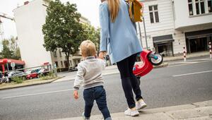 Mutter mit Kind im Strassenverkehr
