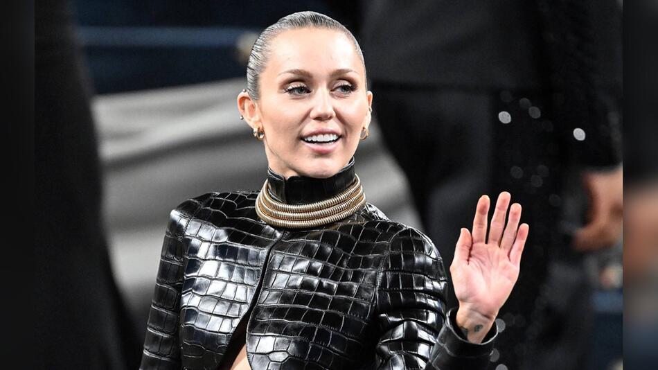 Inzwischen geht es ihr gesundheitlich wieder gut: Miley Cyrus vor kurzem bei der Met Gala 2025.