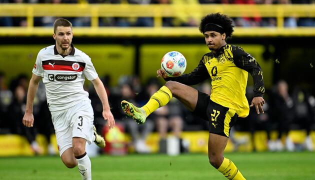 Karim Adeyemi spielt den Ball.