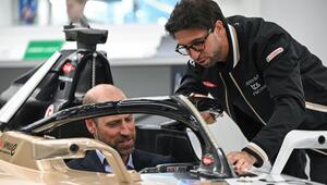 William (li.) lässt sich alle Funktionen im Formel-E-Rennwagen erklären.
